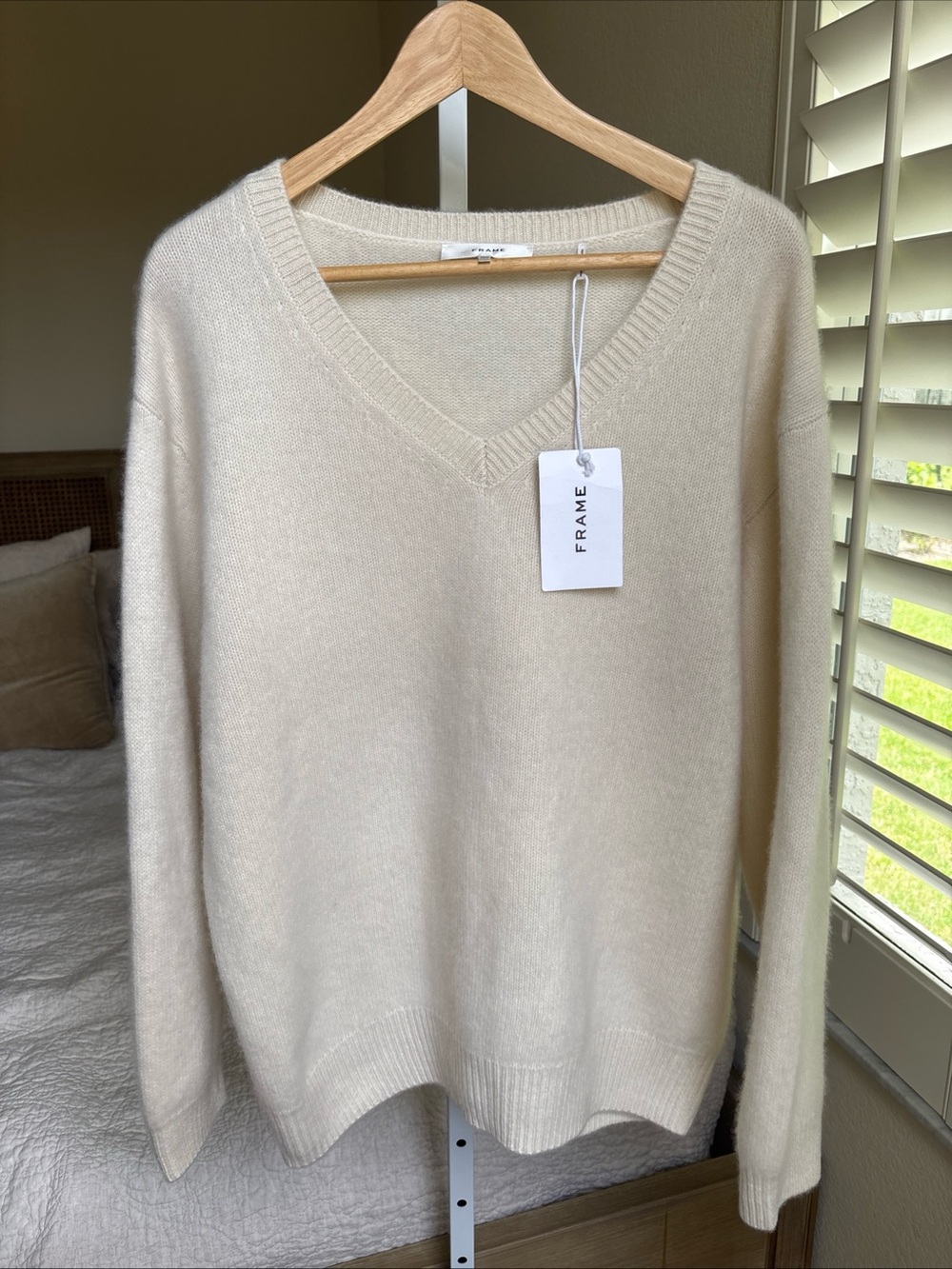 NWT Frame 100% Cashmere Brushed V Neck Sweater Size M Cream Oversized